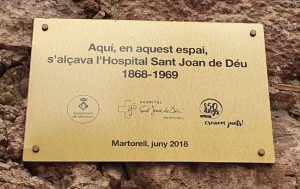 Placa commemorativa que hi ha actualment a la façana de l'Arxiu Municipal