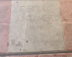 Entrada al refugi, coberta amb la llosa de pedra de record