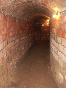 Vista interior de la galeria del refugi