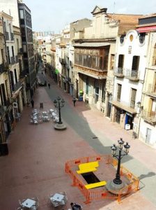 Vista aèria de la Plaça de la Vila, on es veu l’entrada al refugi envoltada de tanques