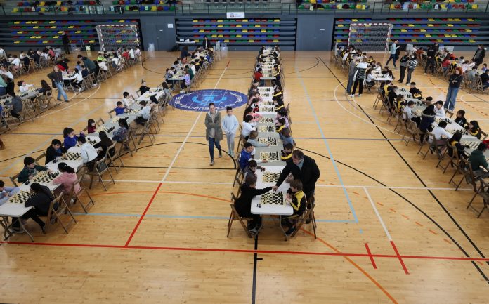 Prop de 300 infants juguen el 1r Torneig Escolar d’Escacs al Pavelló de Can Cases