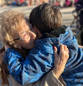Connectar gent gran i infants, objectiu del programa ‘Una carta, una amiga, un amic’