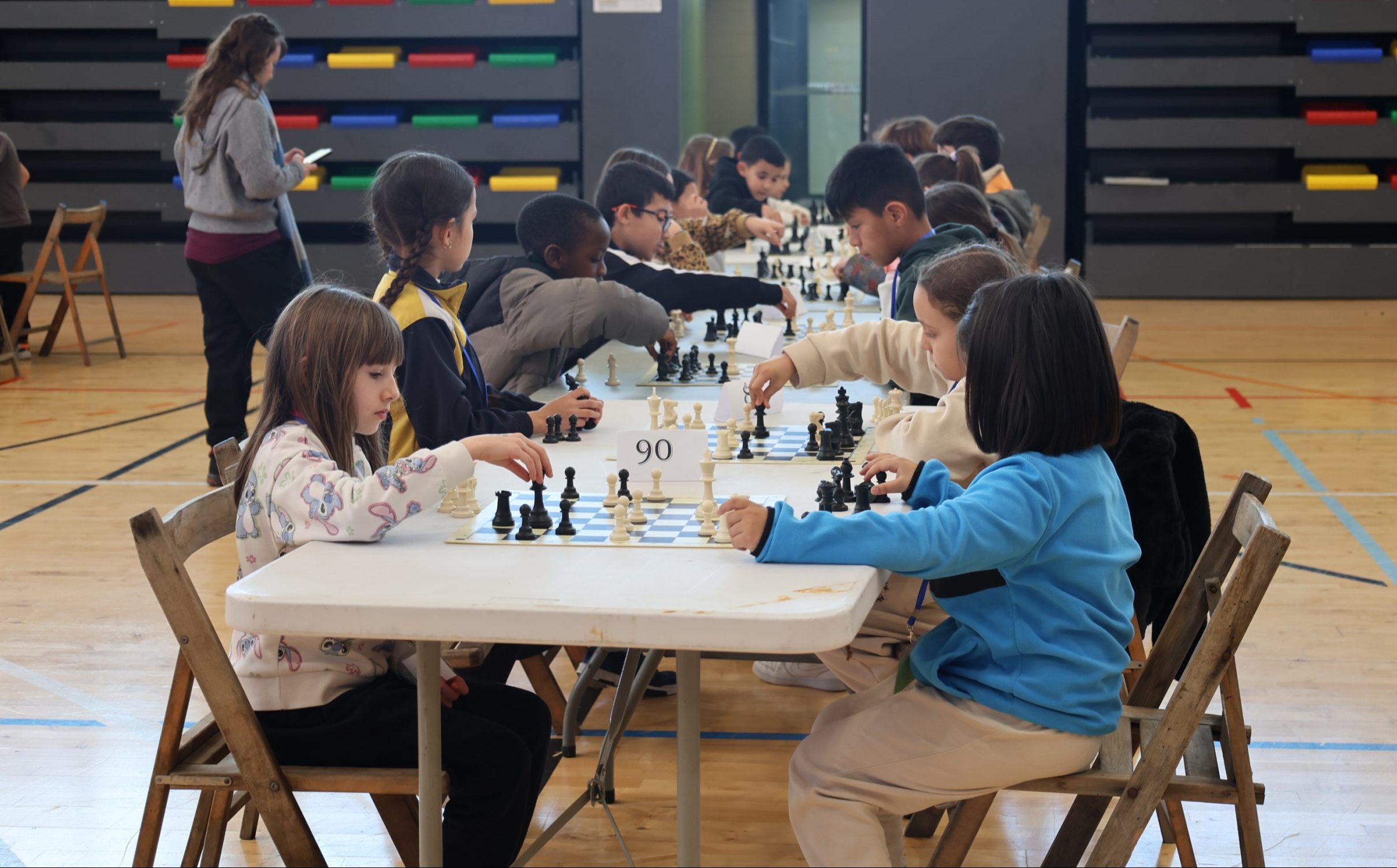 Els escacs tornen a omplir Can Cases amb gairebé 300 alumnes de Primària