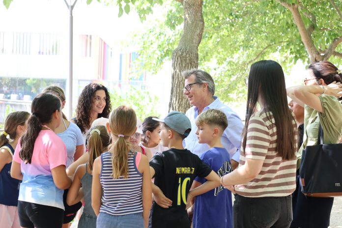 L’alcalde visita les activitats ‘Connecta’t a l’estiu’, que apleguen prop de 700 participants